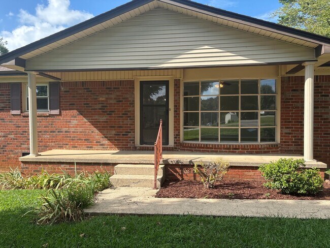 Building Photo - Spacious Brick Ranch Home with a Large Yard!