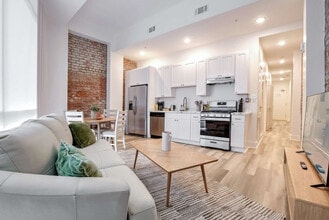 Building Photo - 1050 Annunciation St
