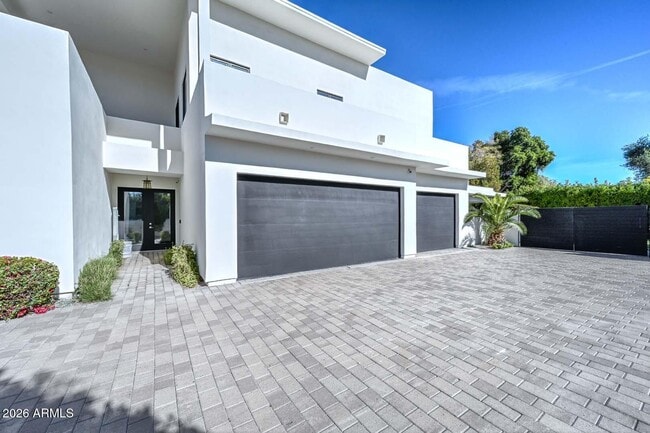 Building Photo - 5001 N Chiquita Ln