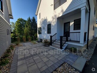 Building Photo - 154 Elm St