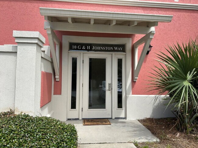 Foto del edificio - Beautiful Two Bedroom Fully Furnished Townhome Located in Bluffton Village!