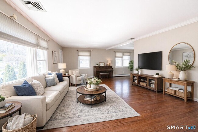 Foto del edificio - 732 Tunxis Hill Rd