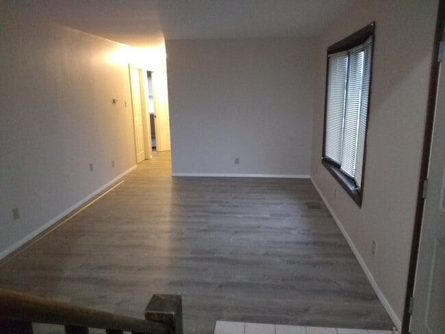 Living room - 1100 Rahill Ct