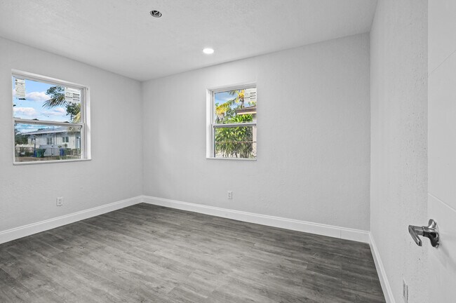 Building Photo - 3040 NW 8th Pl