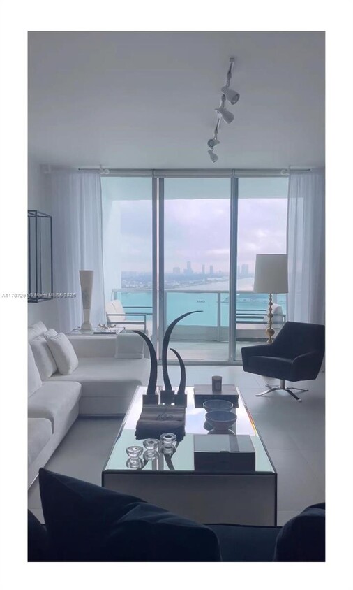 Foto principal - 900 Biscayne Blvd