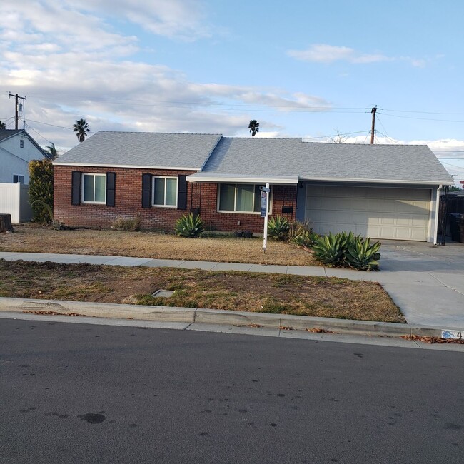 Building Photo - BEAUTIFUL REHABBED 5 BEDROOM 3 BATH HOME I...