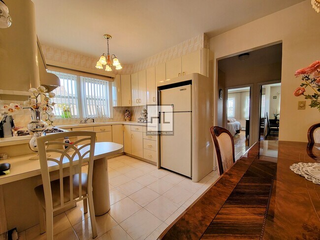 Building Photo - Large & Bright 2BR Home in Maspeth with Fr...