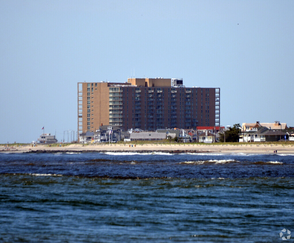 View from the northeast - Gardens Plaza Condominium