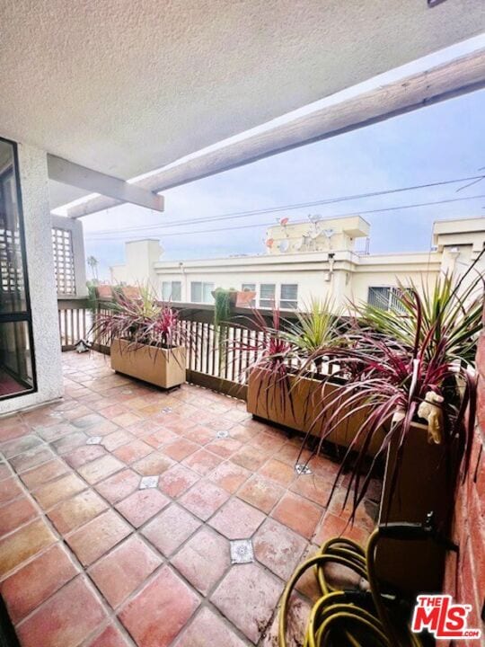 Foto del edificio - 11805 Mayfield Ave