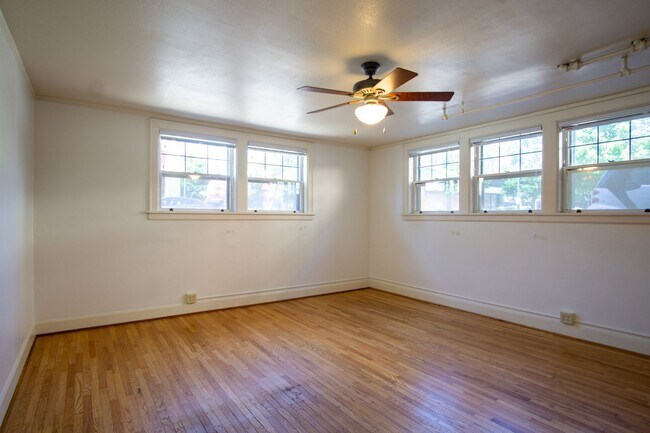 Foto del edificio - Spacious Vintage Hollywood Studio Available Now!