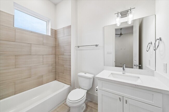Building Photo - 1222 W 21st St