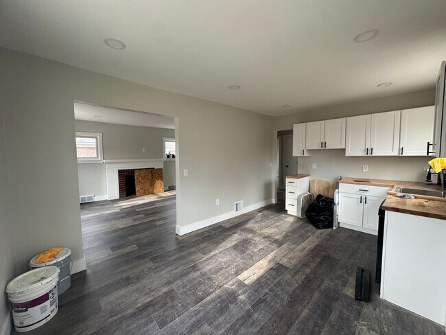 Foto del edificio - BRAND NEW KITCHEN, NEW FLOORS, FRESHLY PAINTED BRICK HOME WITH BASEMENT