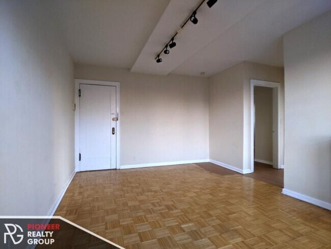 Building Photo - 2 bedroom in CHICAGO IL 60657