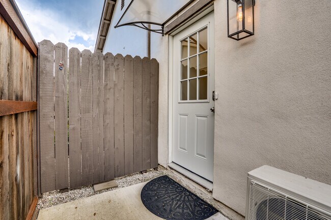 Foto del edificio - 14584 Highcrest Cir