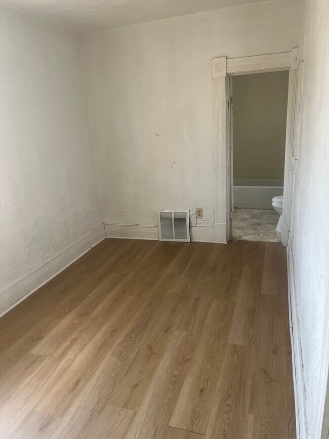 Foto del edificio - 815 W 11th St