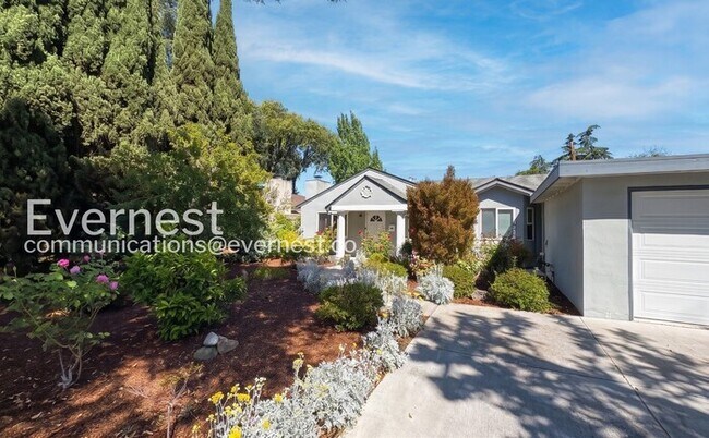 Building Photo - 4 Bed/3 Bath Home with Fenced Yard & Garage / Available Now!