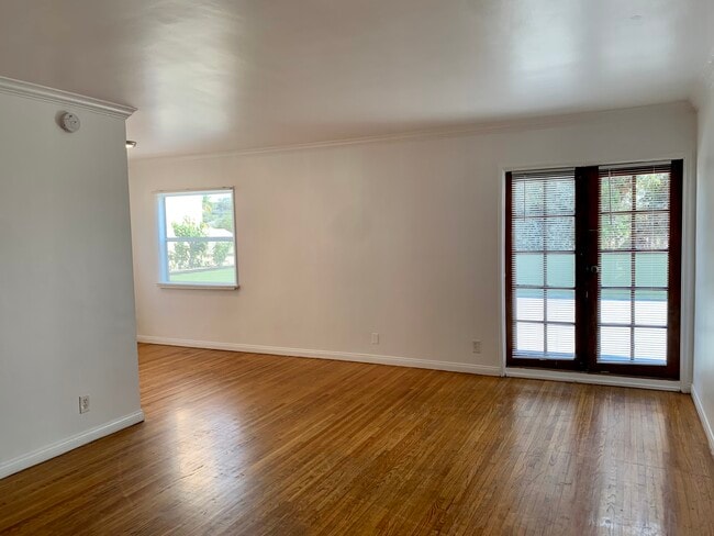 Living Room - 5616 Edgemar Ave