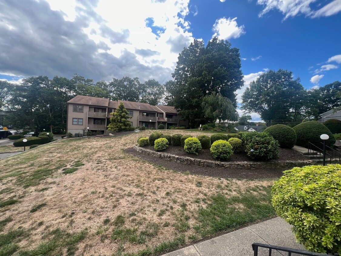 Building Photo - 495 Vincelette St