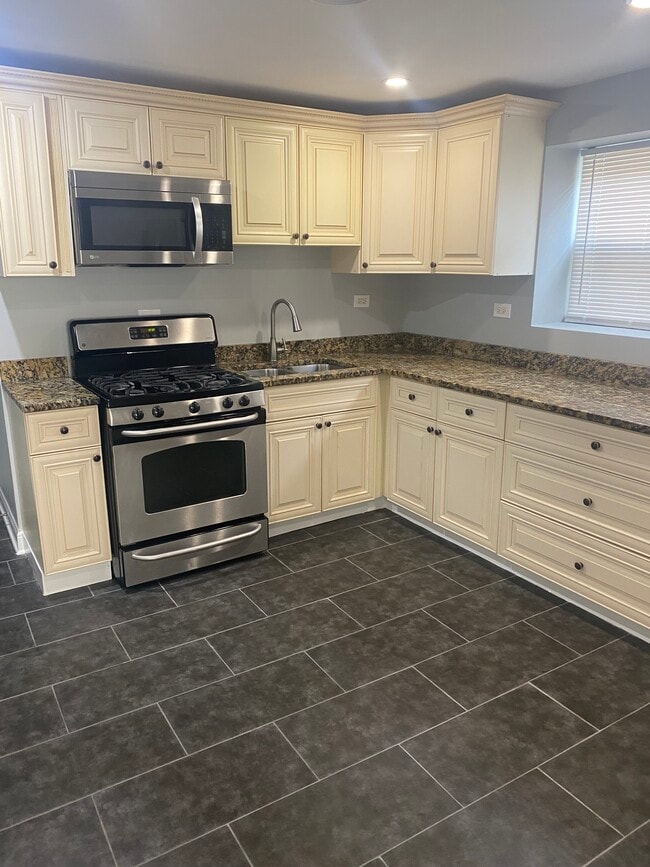 Kitchen - 4906 W Arthington St