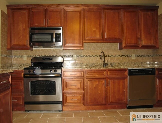 Building Photo - 1218 Plymouth Rd