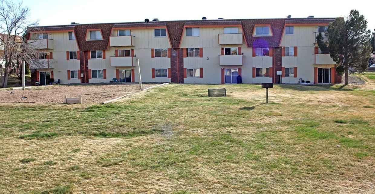 Top-floor 2-bedroom, 1-bath condo in Thornton with lots of natural light. - Top-floor 2-bedroom, 1-bath condo in Thornton with lots of natural light.