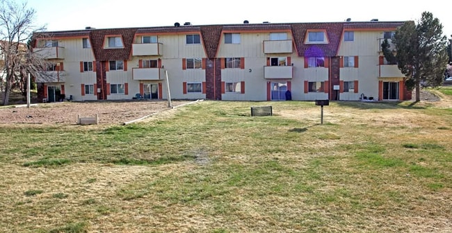 Top-floor 2-bedroom, 1-bath condo in Thornton with lots of natural light. - Top-floor 2-bedroom, 1-bath condo in Thornton with lots of natural light.