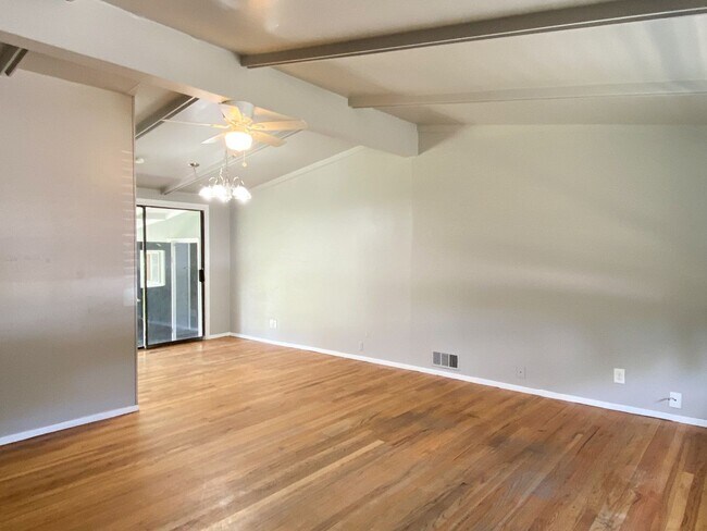 Foto del edificio - Bright and vaulted house in quiet, desirab...