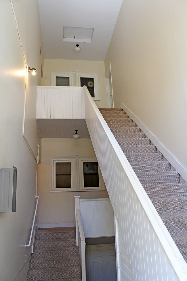 Foto del edificio - 1622-1628 SE 32nd Pl / 3259-3261 SE Market St