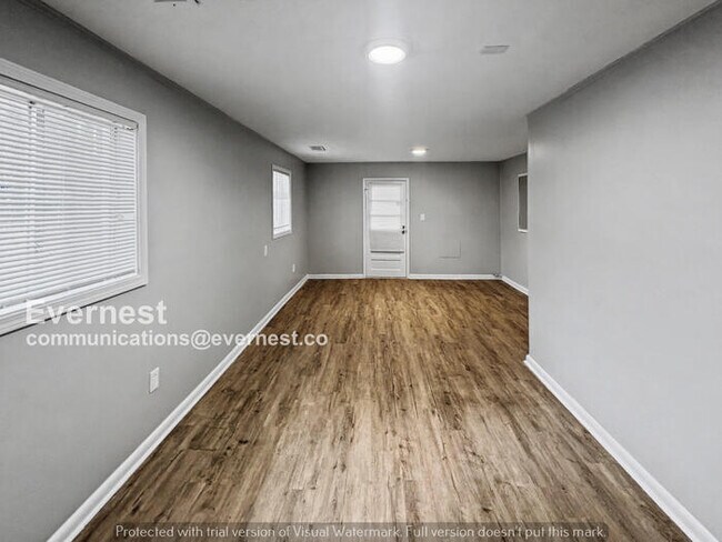 Building Photo - 4 Bed, 2 Bath Home with Garage / Pet-Friendly / Available Now!