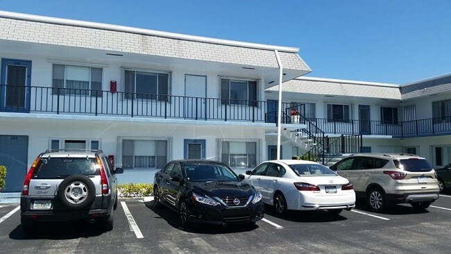 Building Photo - 2400 Lake Osborne Dr