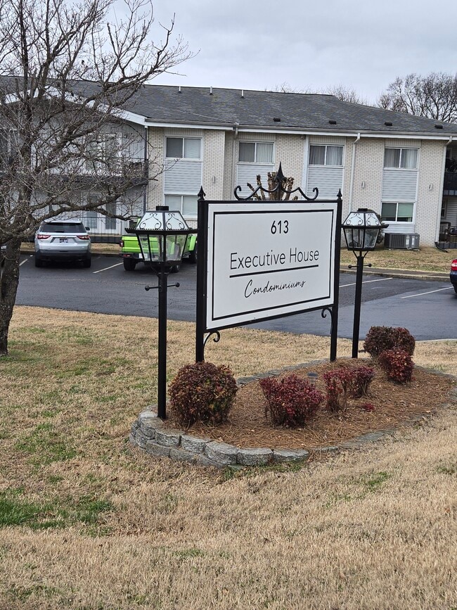 Building Photo - 613 Hillsboro Rd