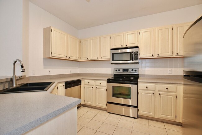 Building Photo - Beautiful 2/2 Three Story Condo with a Bon...