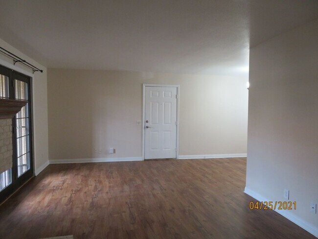 Foto del edificio - NEW INTERIOR PAINT, NEW FLOORIG, NEW APPLI...