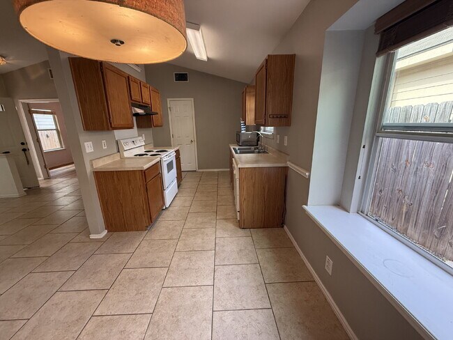 Foto del edificio - Well Maintained One-Story in Westchase | No Carpet + New Pergola + Prime Location