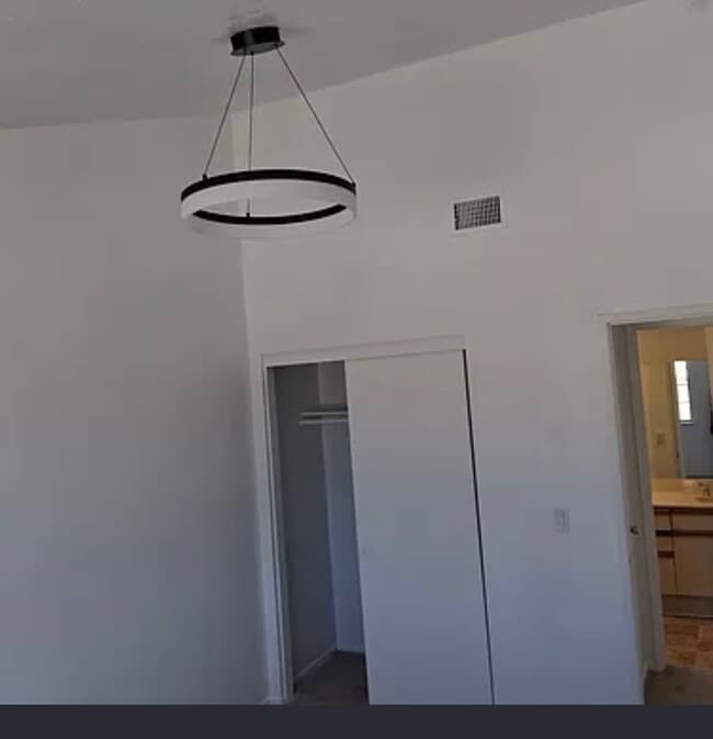 Building Photo - 15th St.