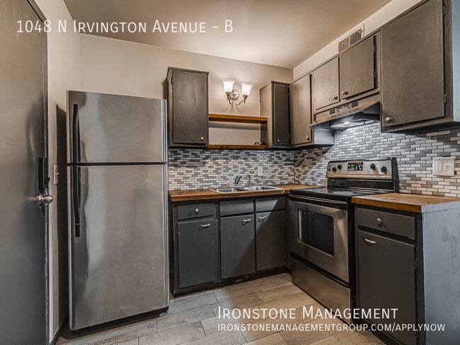 Building Photo - Centrally Located Pet Friendly Duplex Unit!