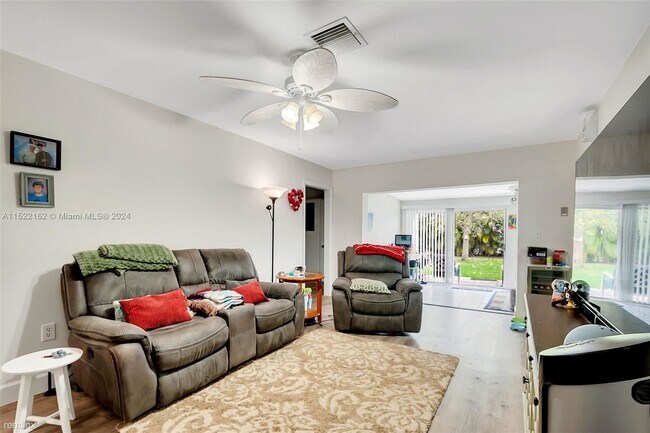 Foto del edificio - 3 br, 2 bath House - 10821 SW 78th Ave # 1...