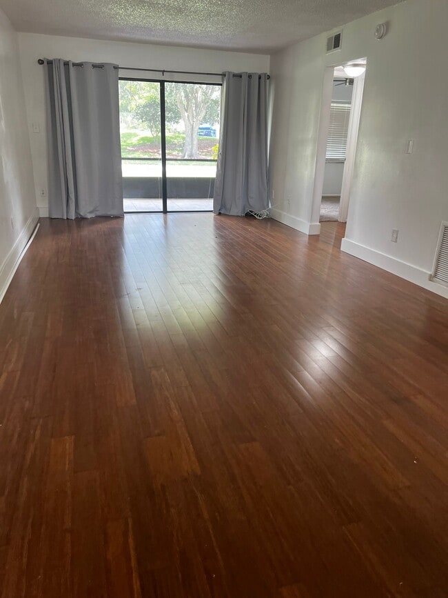 Building Photo - 3200 Candle Ridge Dr