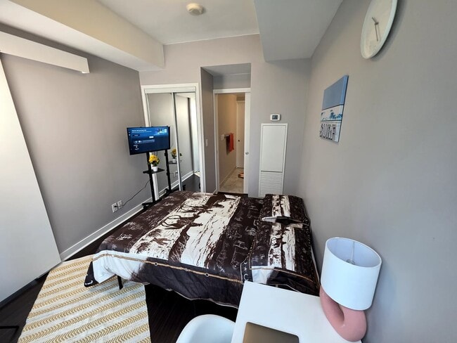 Building Photo - Deluxe Room with Powder Room - York St & Bremner Blvd