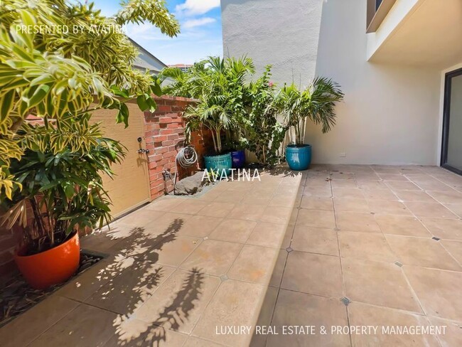 Building Photo - 6370 Hawaii Kai Dr