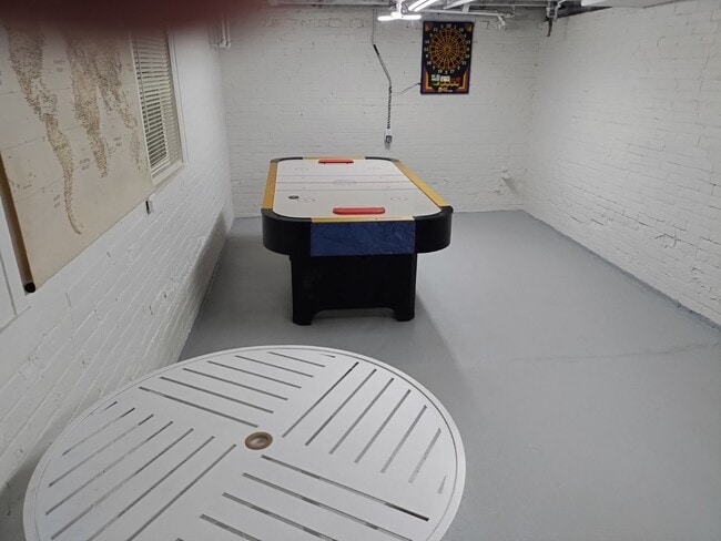 Sala de juegos en el nivel inferior - 1540 N 10th St
