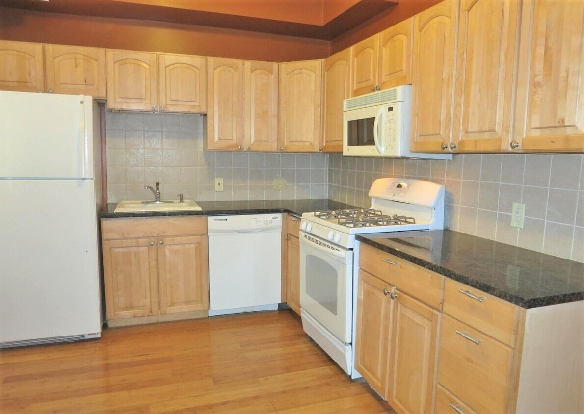 Primary Photo - Beautiful 3-Bed/1-Bath Townhouse in Manayu...