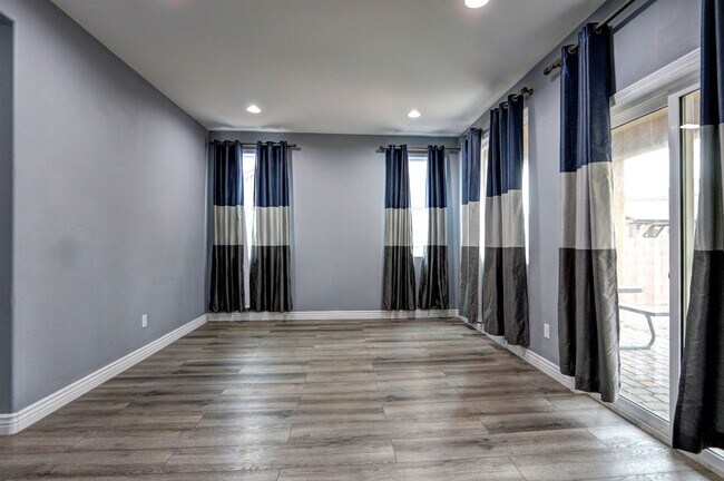 Foto del edificio - Immaculate 4 Bedroom Home