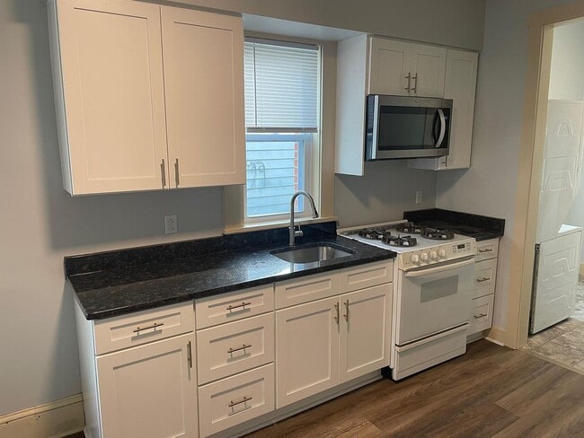 Foto del edificio - 146 E Main St