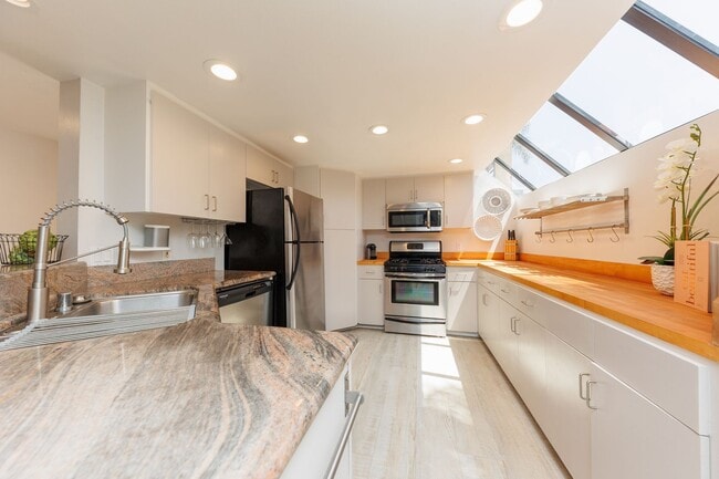 Foto del edificio - Summer Availability -Steps from La Jolla Shores Beach, Fully Furnished!