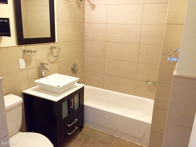Building Photo - 2 br, 1 bath  - 2528 30th Dr Penthouse