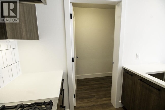 Building Photo - 6933 Cambie St.