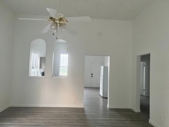 Building Photo - 425 Weber Hoese Ln