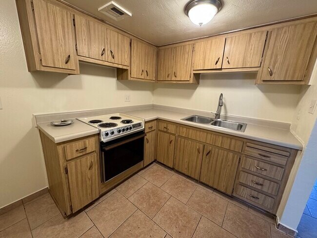 Foto del edificio - Holiday Gardens 2-br Townhome