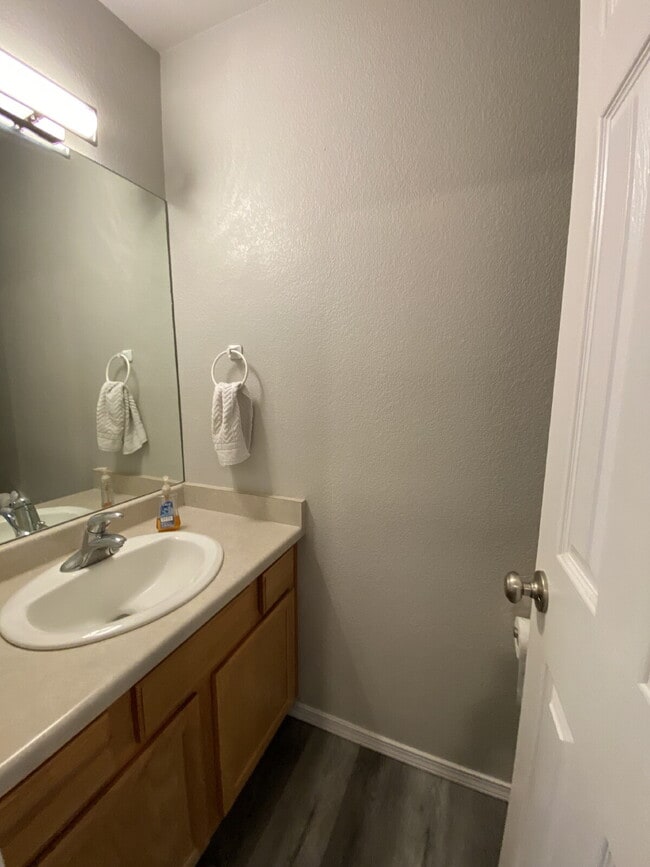 Building Photo - 3 bedroom townhouse westside - Mesa Valley